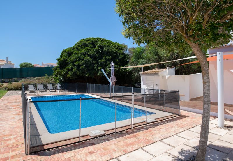 Child-safe Mesh Fence